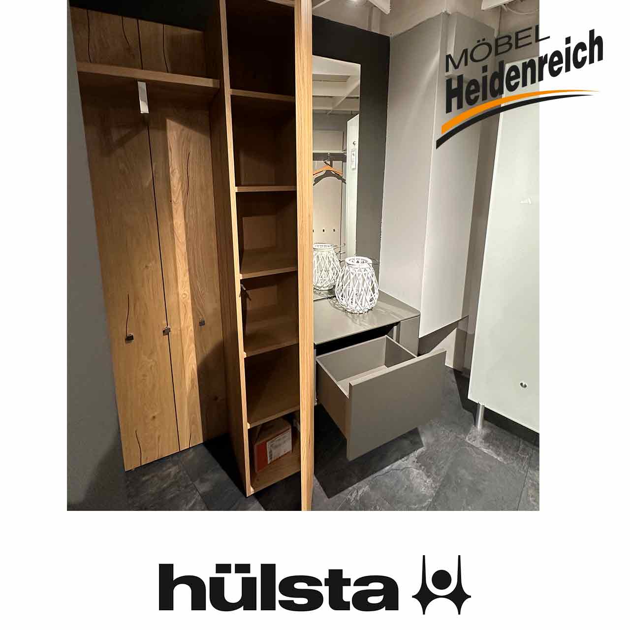 Hülsta Gentis - Garderobe geöffnet Die geöffnete Schranktür zeigt sechs Fächer. Am Hängeschränkchen daneben ist die Schublade geöffnet.