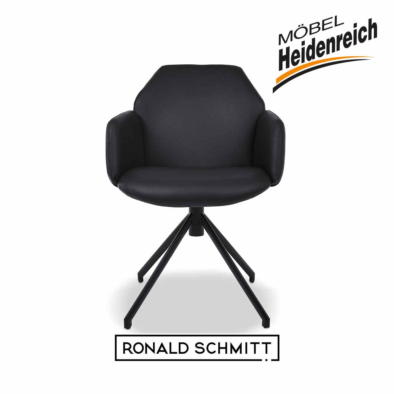 Schwarzer Lederstuhl mit Lehnen auf schwarzem Gestell mit von innen nach außen breiter auslaufenden vier Füßen.