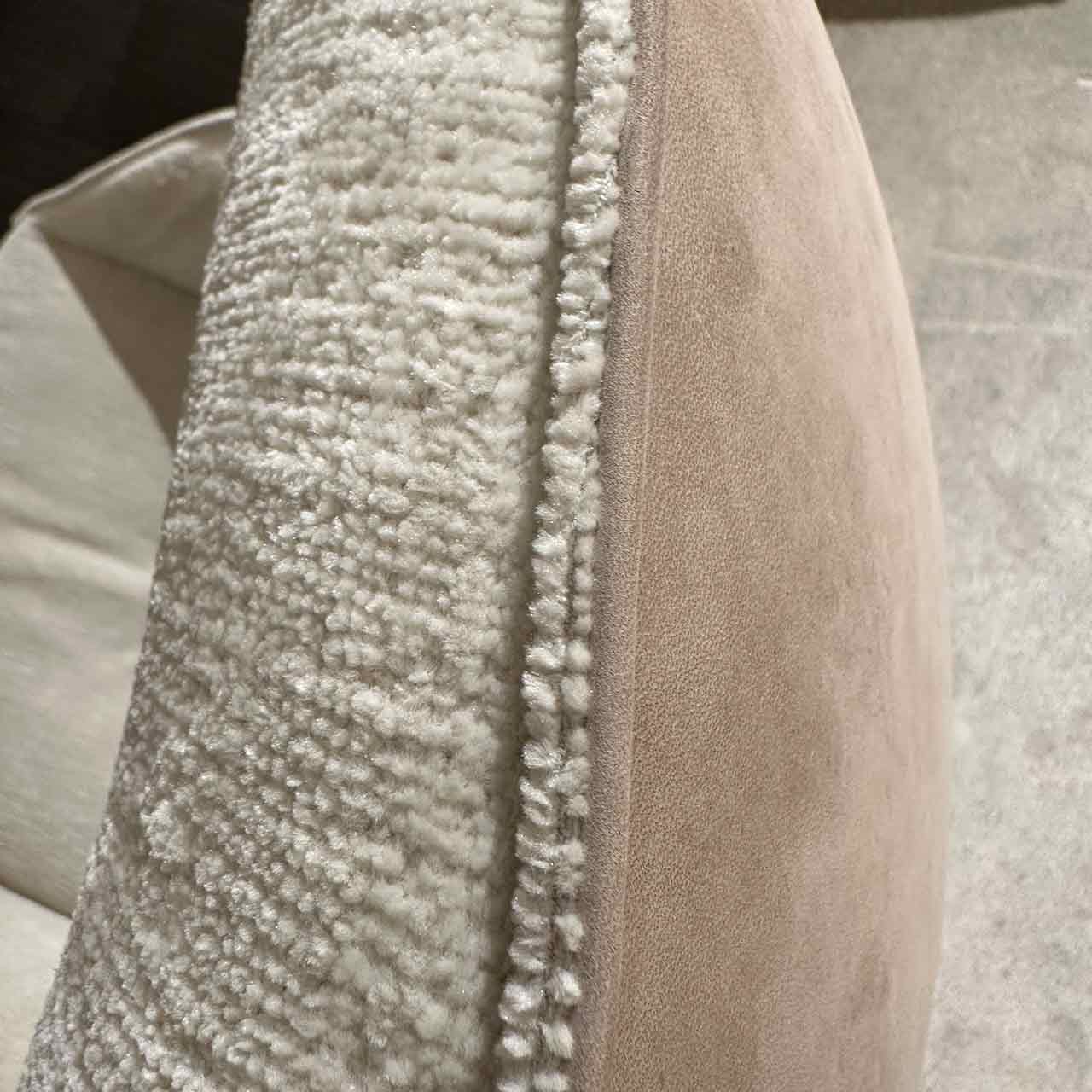 Detail Bezug: Vorn flauschiger heller Stoff, hinten Nubuk