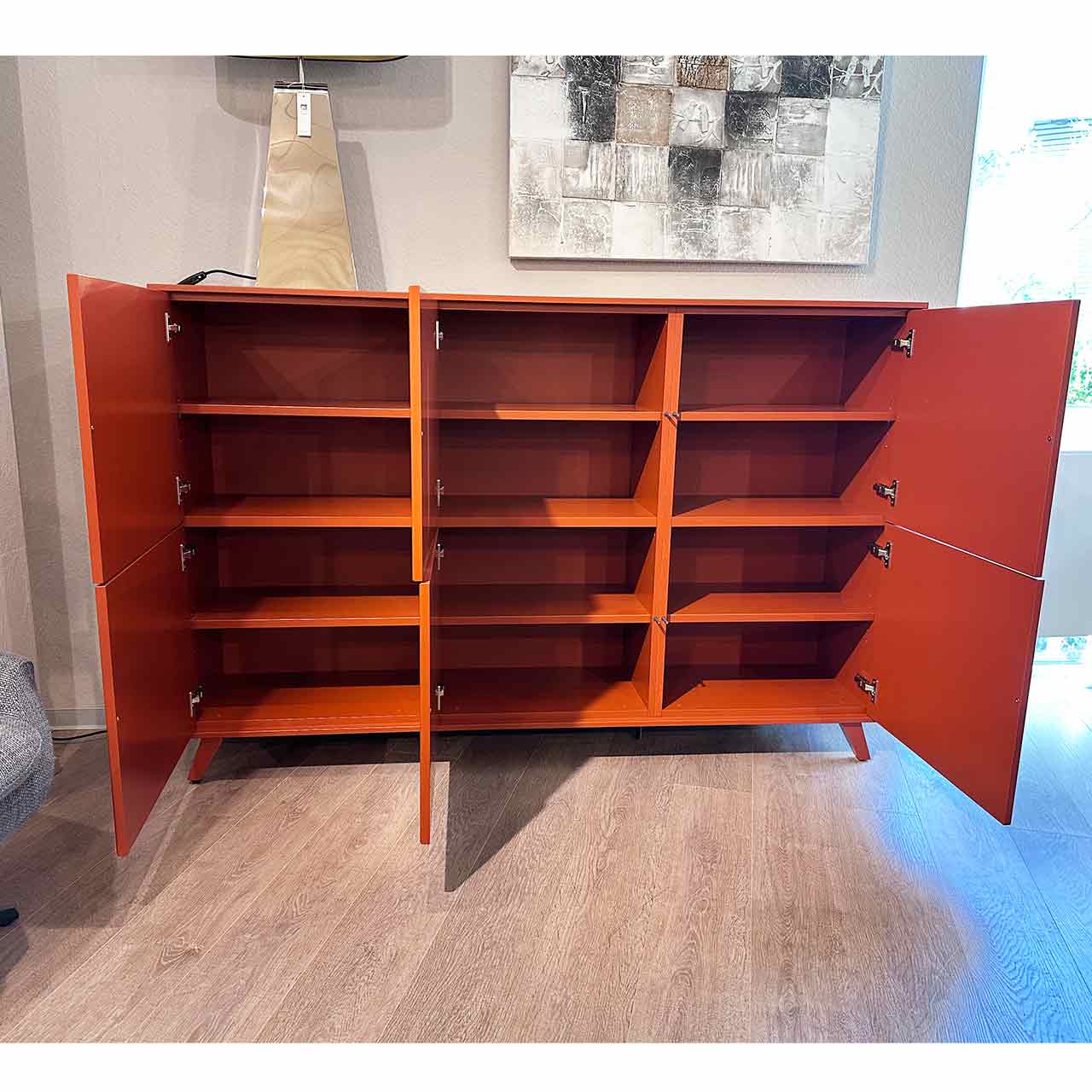 Gleiches Highboard mit geöffneten Türen, 12 Fächer sichtbar