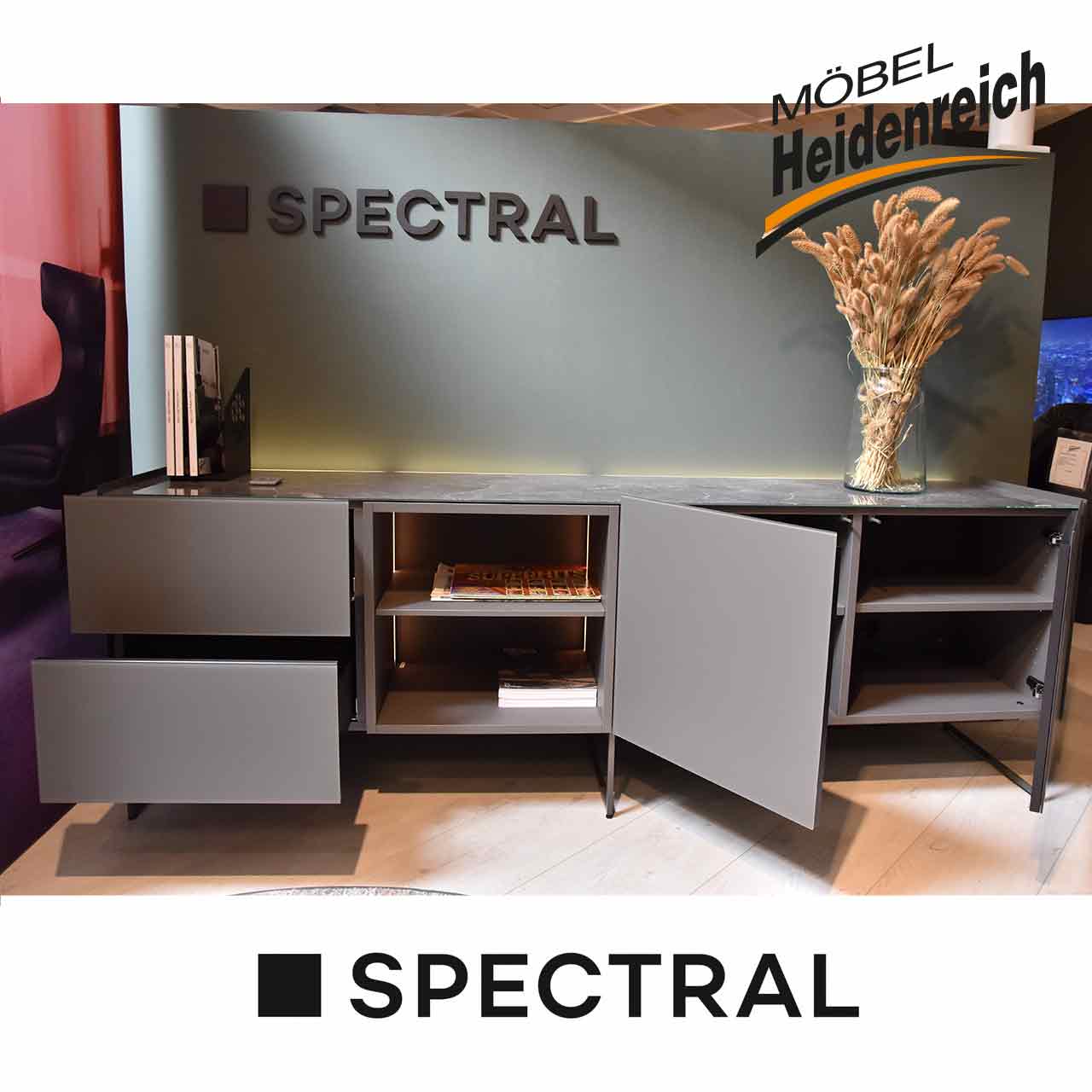 Gleiches Sideboard mit geöffneten Türen und Schubladen.