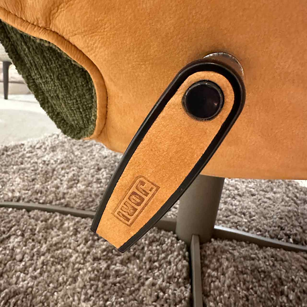 Detailaufnahme des Hebels, der mit Nubik bezogen ist.