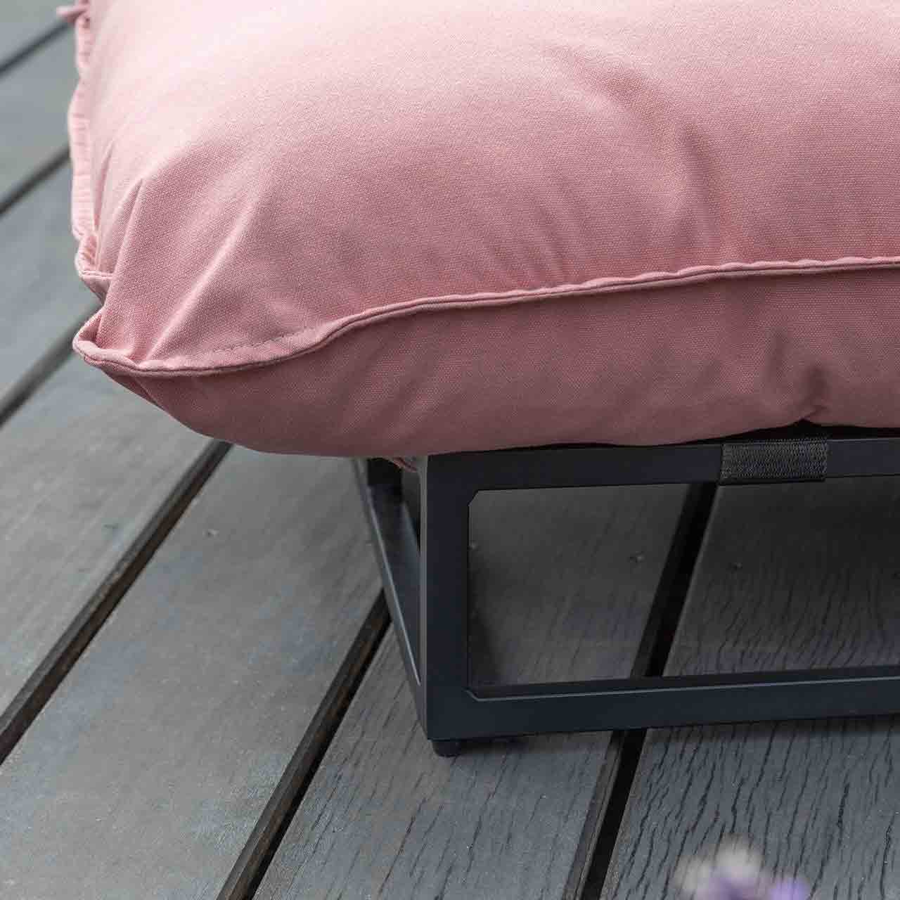 Schöner Wohnen Gartenliege LUNEN - Detailaufnahme vom schwarzen Metallgestell und Polster Detailaufnahme vom schwarzen Metallgestell und wetterbeständigen Polsterstoff in der Farbe Raspberry