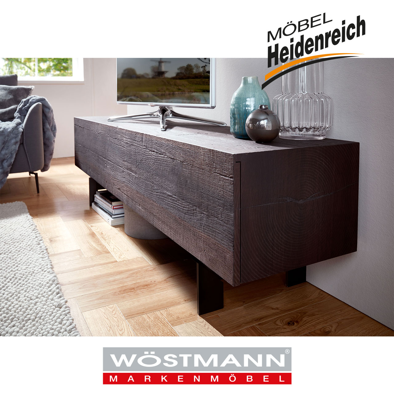 Rustikales Lowboard grifflos aus dunklem Holz mit natürlichen Rissen und Maserung auf dunklen Metallkufen.