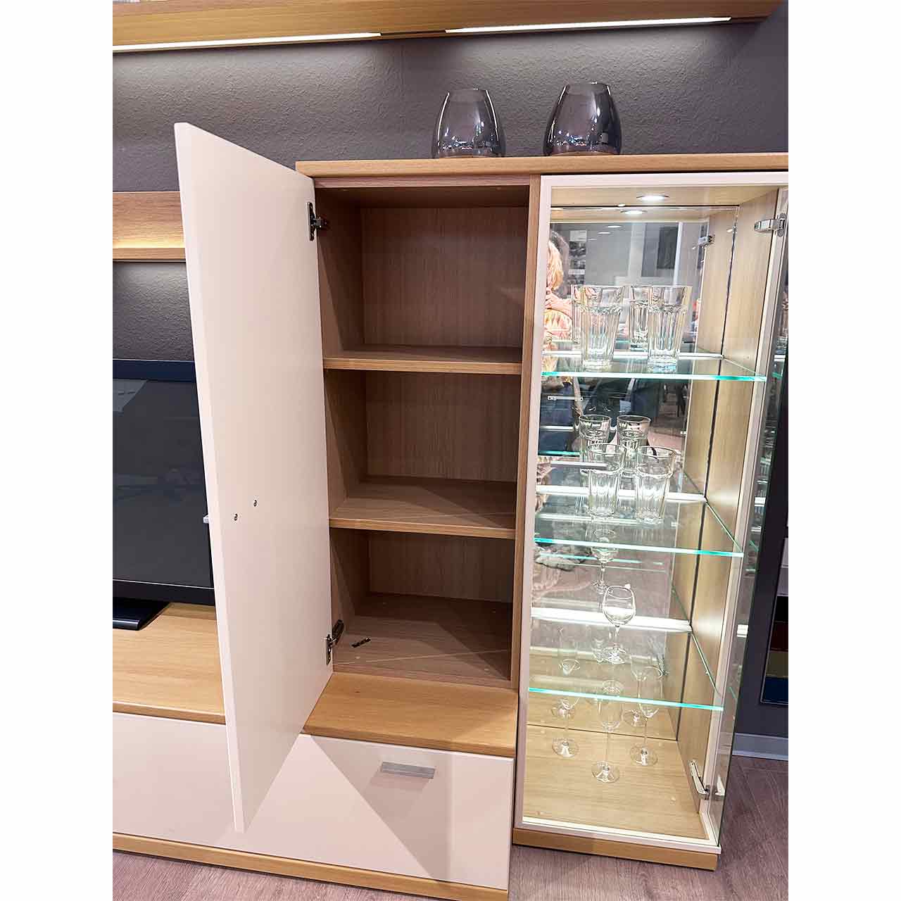 Blick auf das geöffnete Highboard rechts zeigt drei Fächer hinter der Holztür