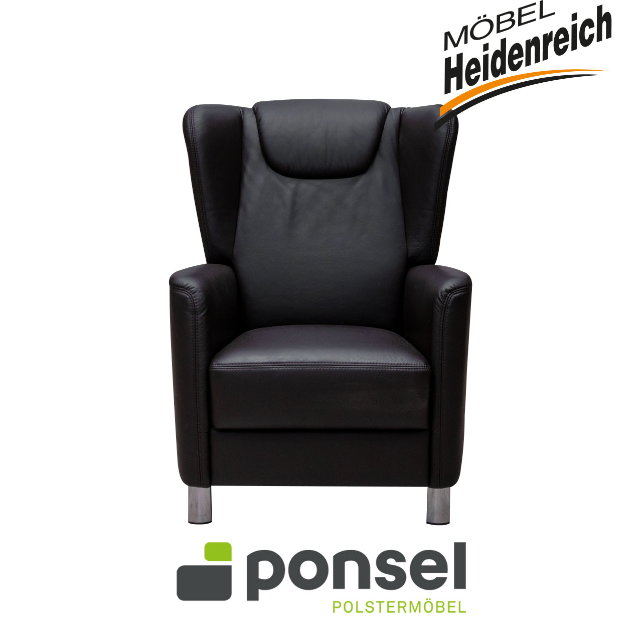 Klassischer Ohrenbackensessel aus braunem Leder frontal fotografiert.
