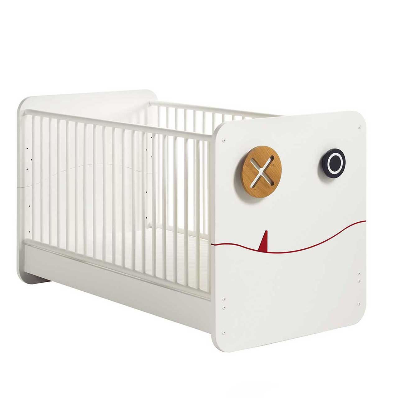 now! by hülsta - minimo Babybett 55883 Weißes Babybett seitlich fotografiert. Sprossen an der Seite. An der Front zwei „Augen“ und ein angedeuteter Mund mit einem roten Zähnchen.