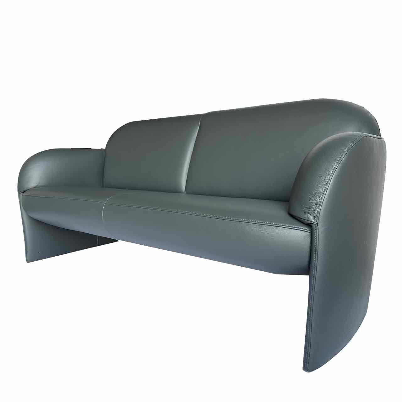 Sicht leicht von unten zeigt die Beine, die eine Fortsetzung der Armlehnen sind