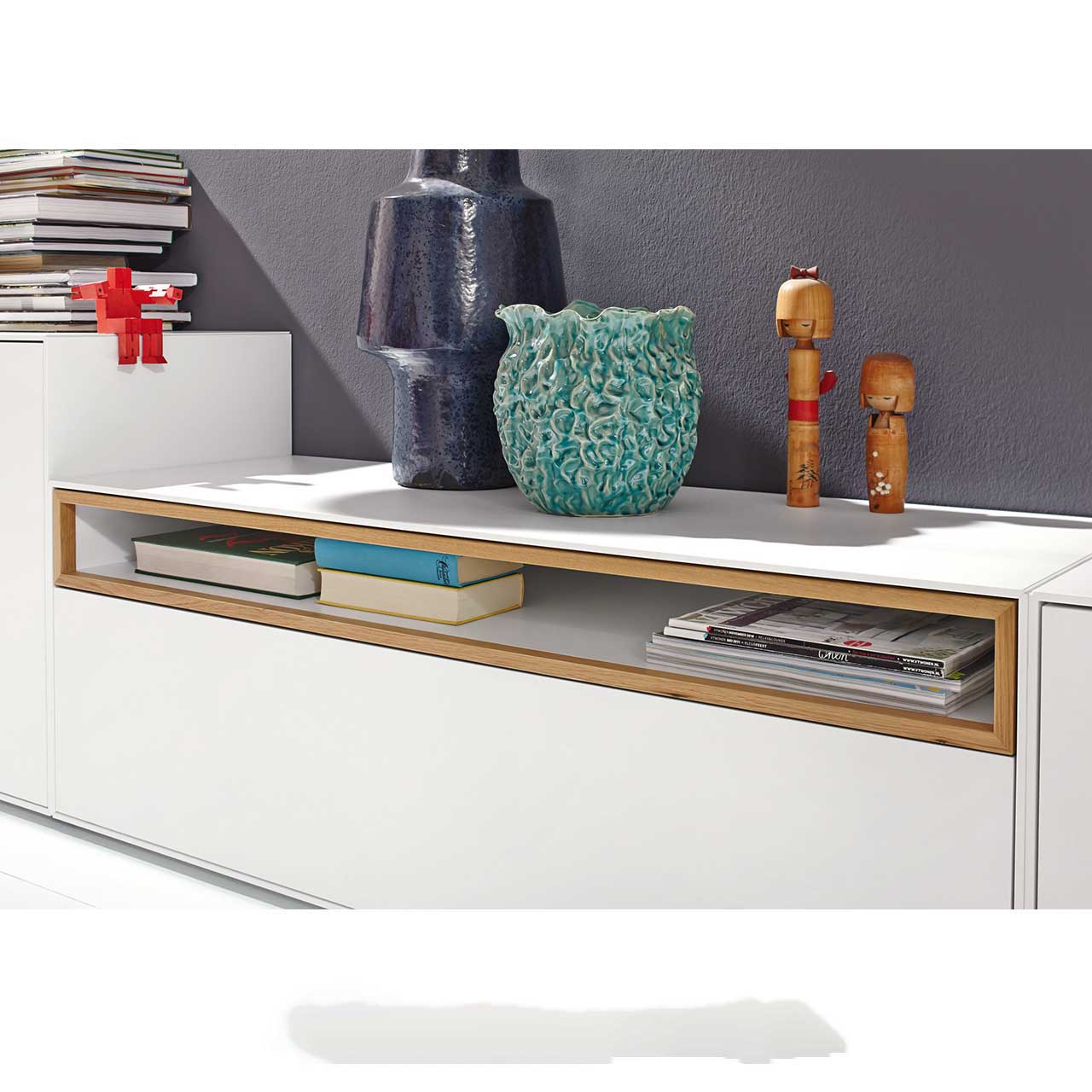 Detailaufnahme des gleichen Lowboards mit Dekoration in Wohnzimmer.