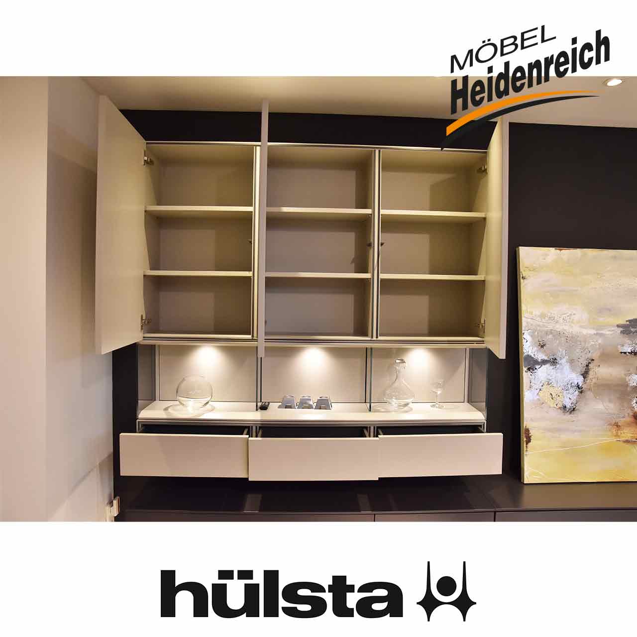 Hängeelement mit geöffneten Türen und Schubladen. Hinter den Türen sind neun Fächer sichtbar.