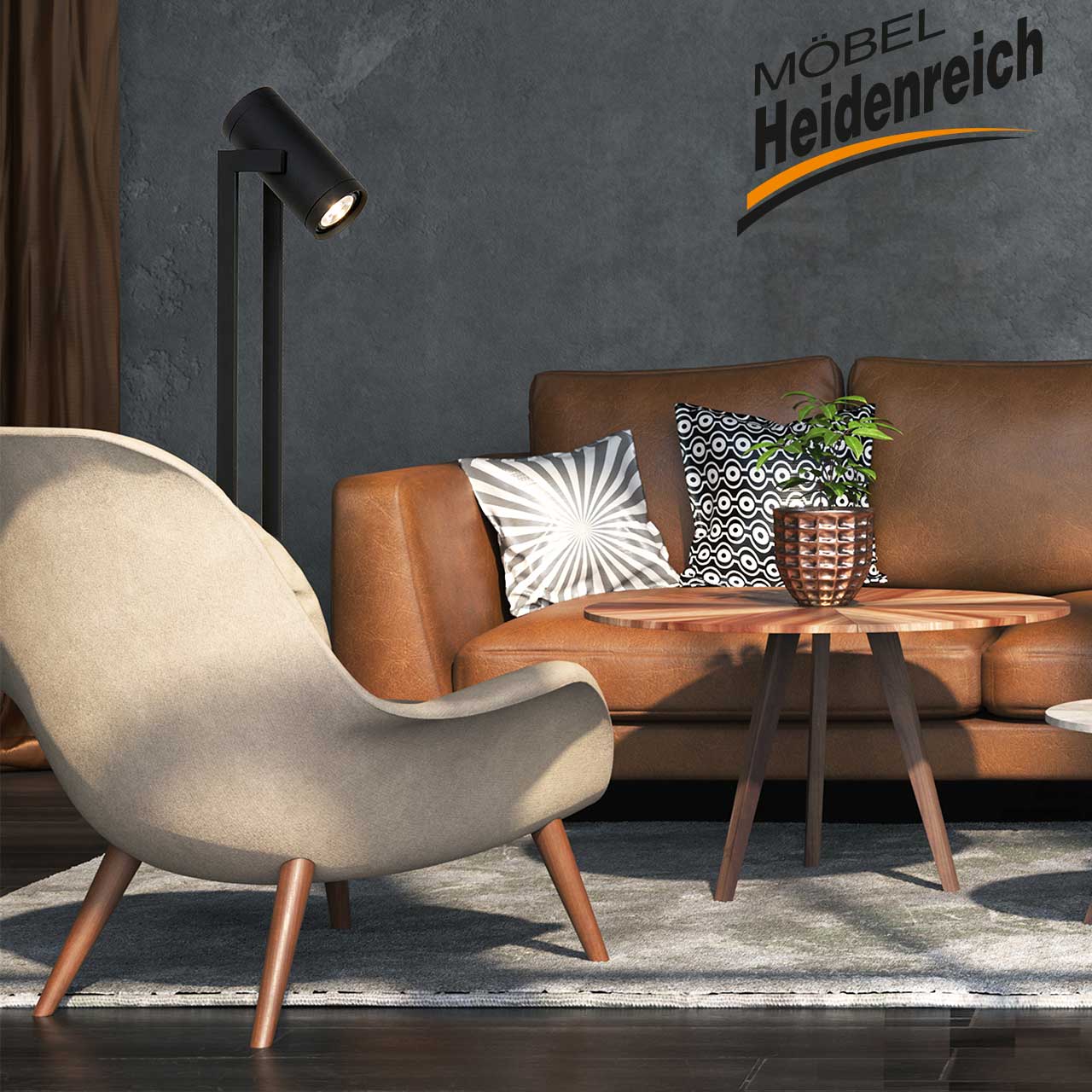 Stehlampe im Wohnzimmer neben Sofa und Sessel.