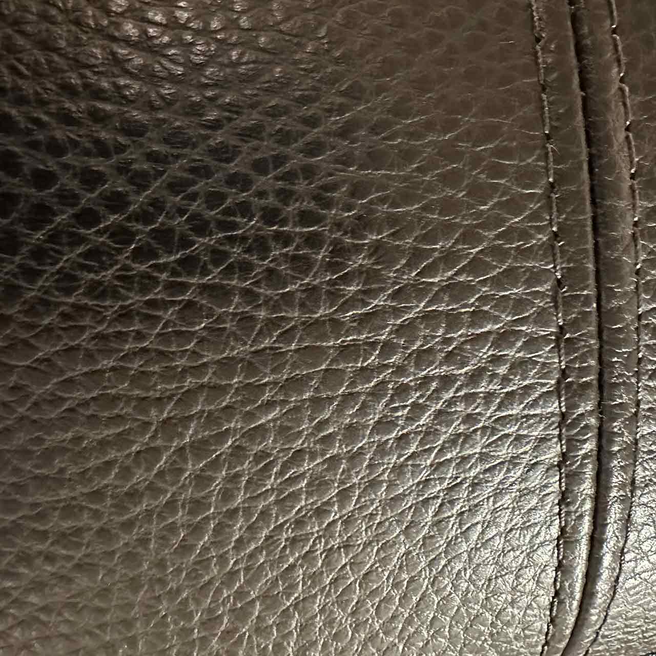 Detailansicht des großporigen Leders mit Ton in Ton Naht.