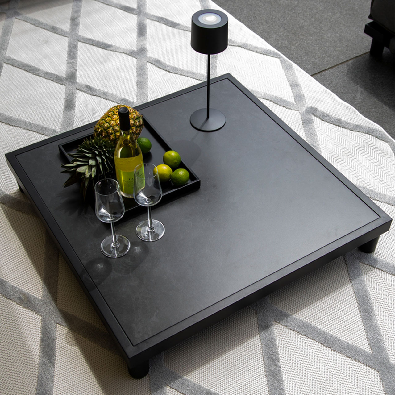 Couchtisch VLIELAND mit schwarzer Keramik Tischplatte und schwarzen Metall Untergestell.