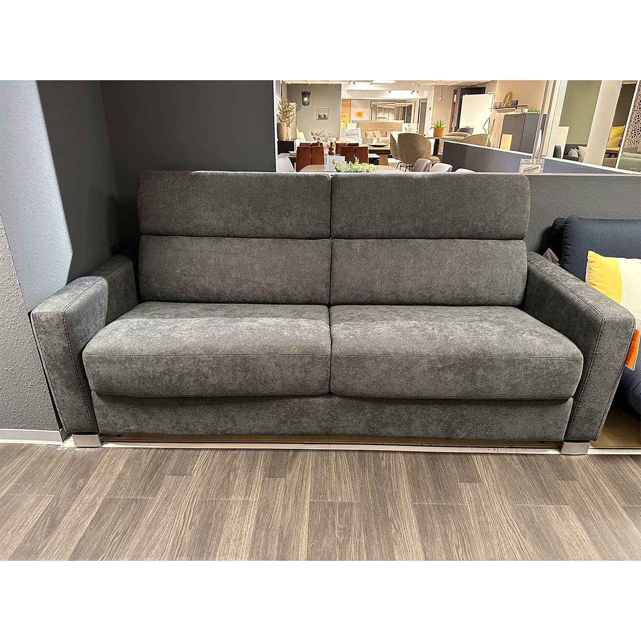 Tempur Schlafsofa Altamura Queen - hochgestellte Kopfstützen Graues stoffbezogenes Zweisitzer-Sofa mit hochgestellten Kopfstützen.