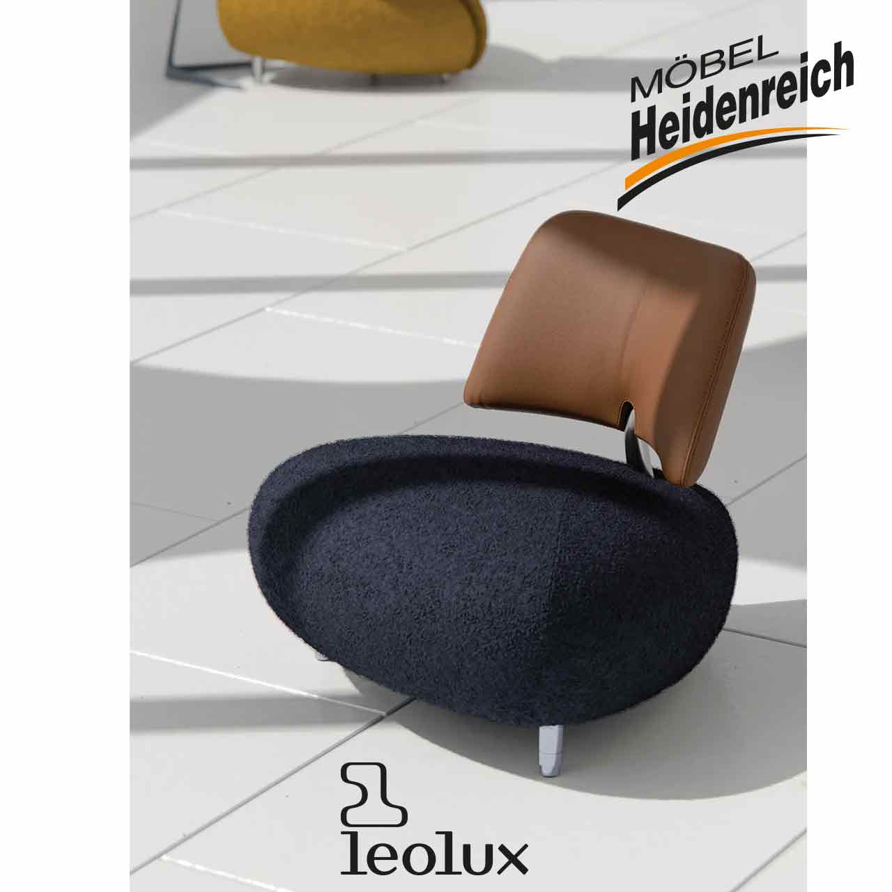 Leolux - Pallone Flavour of Fall Sessel mit rundem flauschigen Sitz in dunkelblau mit Lehne aus braunem Leder. Kleine Chromfüße.