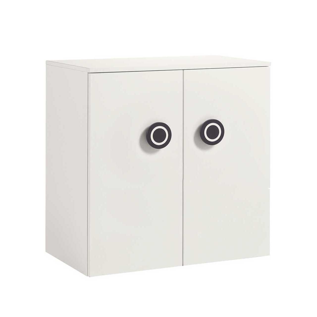 now! by hülsta - minimo Kinderkommode 55913 Weiße Kommode mit zwei Türen. Auf den Türen runde schwarze Türknäufe, die an Augen erinnern.