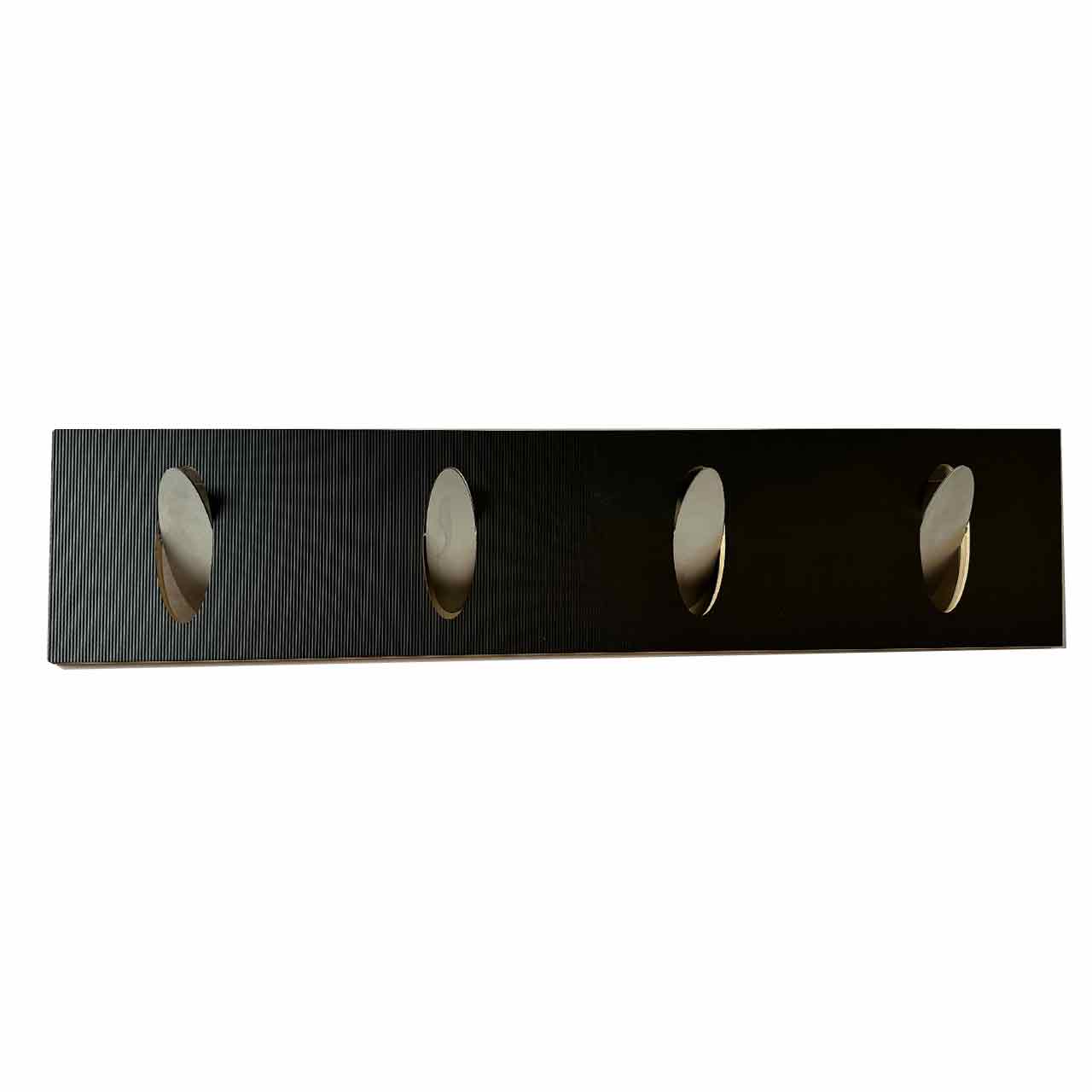 Schmale blaue Hänge-Wandgarderobe mit vier alufarbigen Haken.