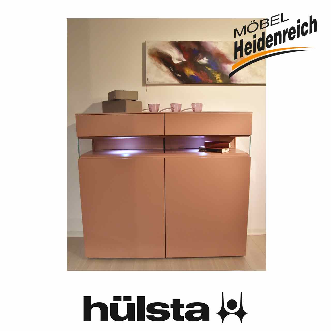 Rosa Highboard mit zwei Türen, zwei Schubladen und offenen Glasfach dazwischen.