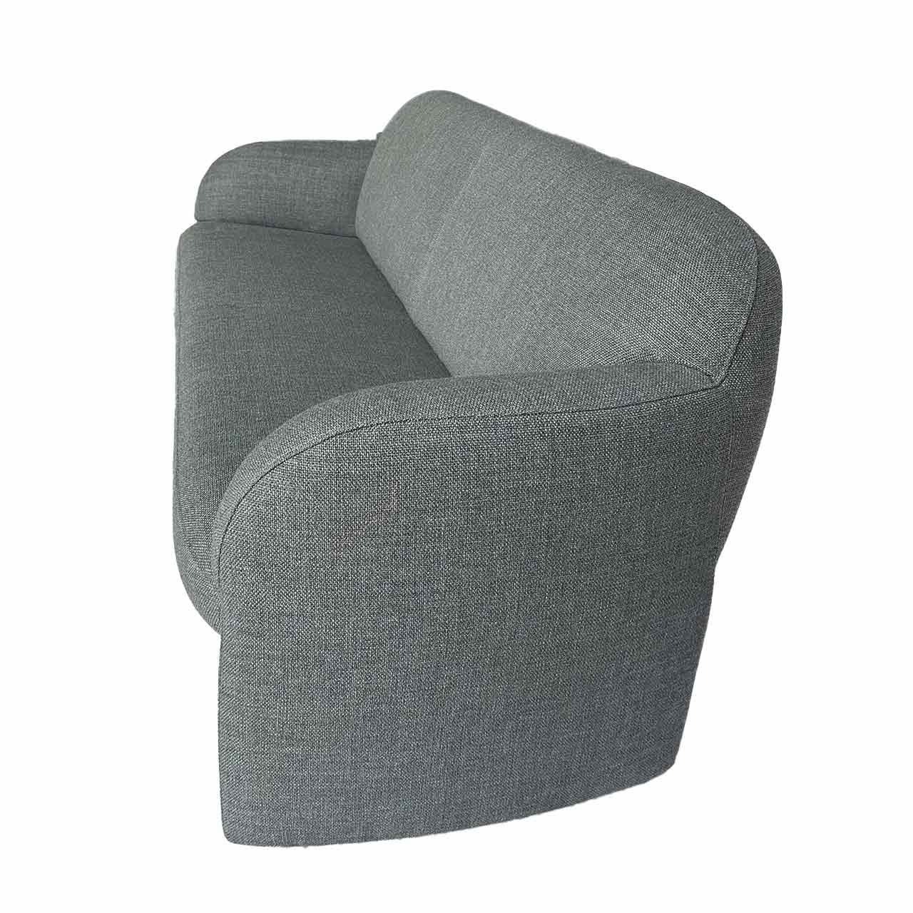 Seitenansicht zeigt, dass die Armlehnen gleichzeitig die Beine des Sofas sind