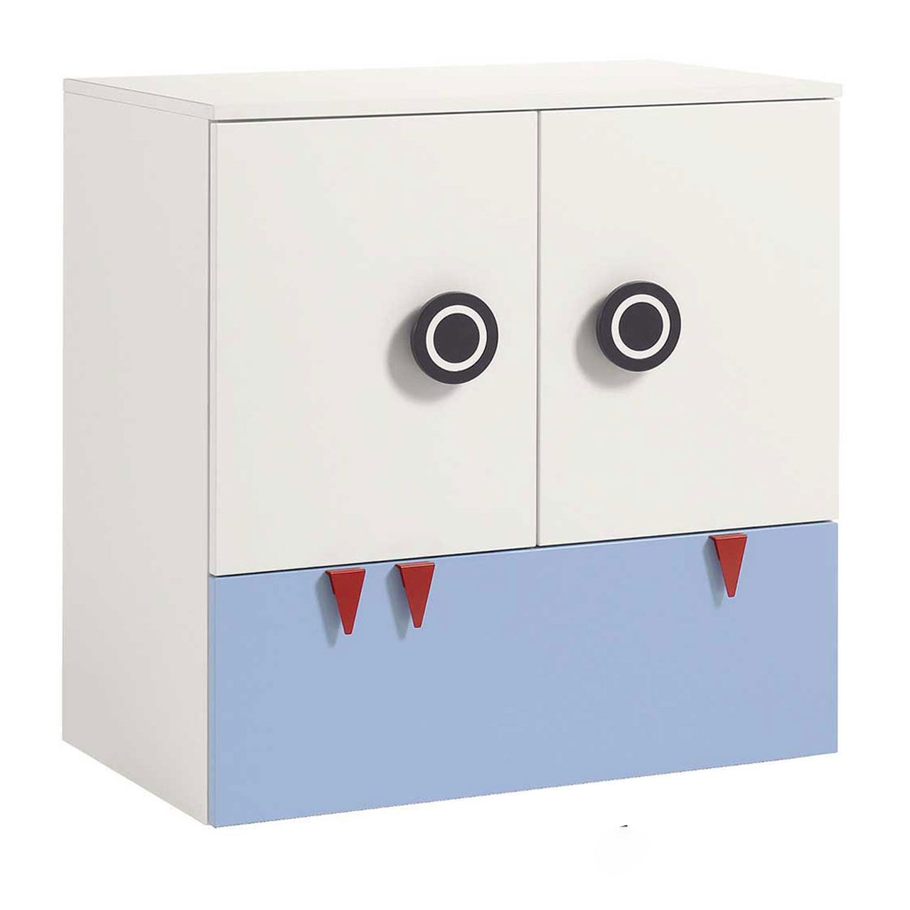 now! by hülsta - minimo Kommode hellblau 55905 Weiße Kommode mit zwei Türen und hellblauer Schublade unten. An den Türen sind runde schwarze Griffe. An der Schublade drei rote Dreiecke als Griffe oder Haken. Seitlich fotografiert.