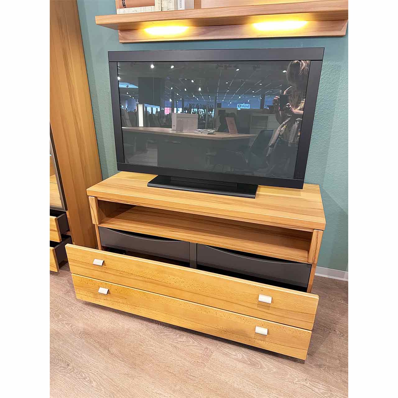 Schublade des Lowboards ist geöffnet, darüber ein offenes Fach