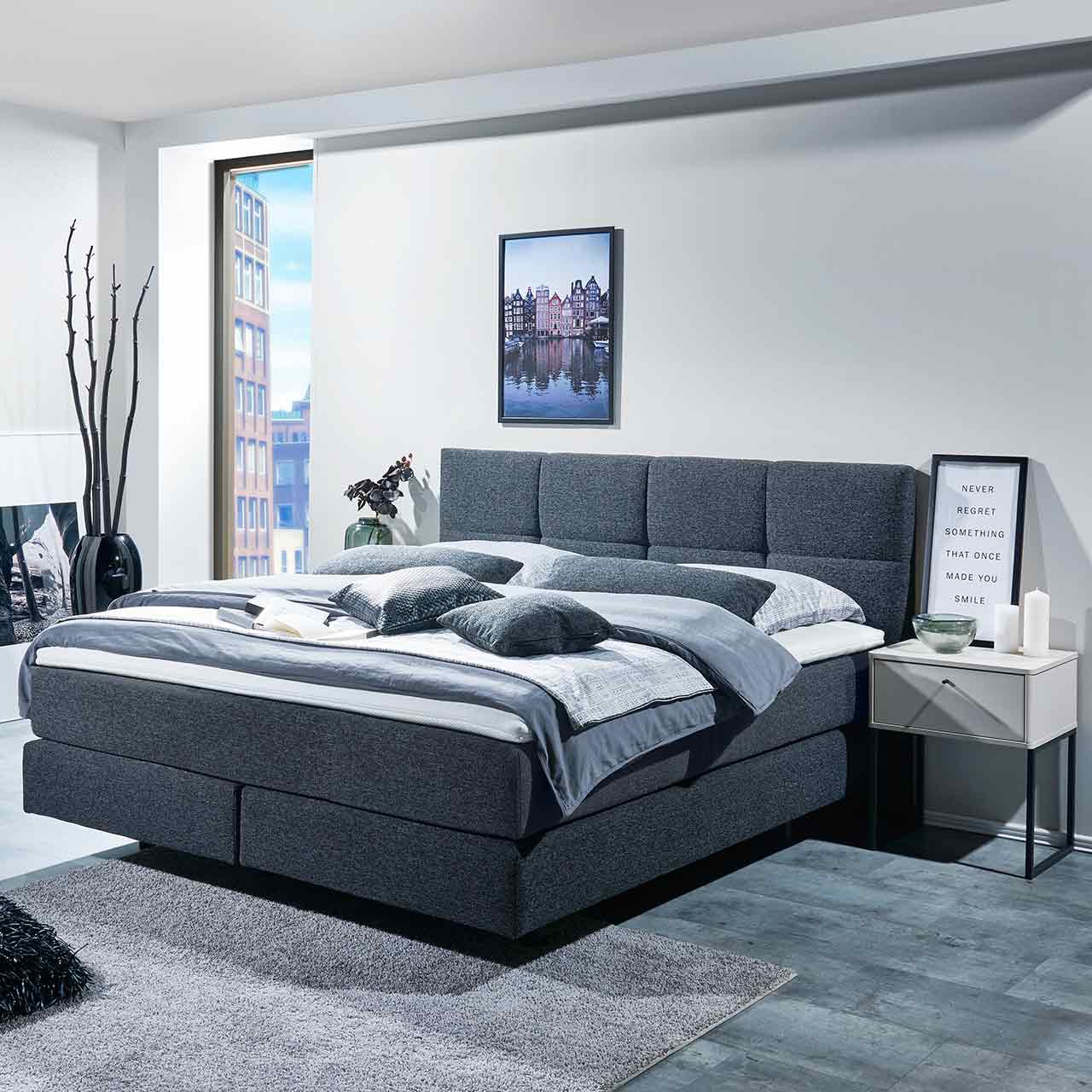 Gleiches Bett in leicht seitlicher Ansicht.