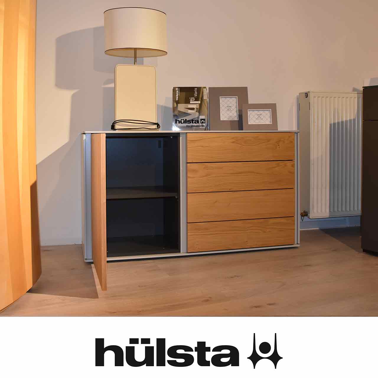 Hülsta Multi-Vidre - Kommode Linke Tür geöffnet, zwei Fächer sichtbar.