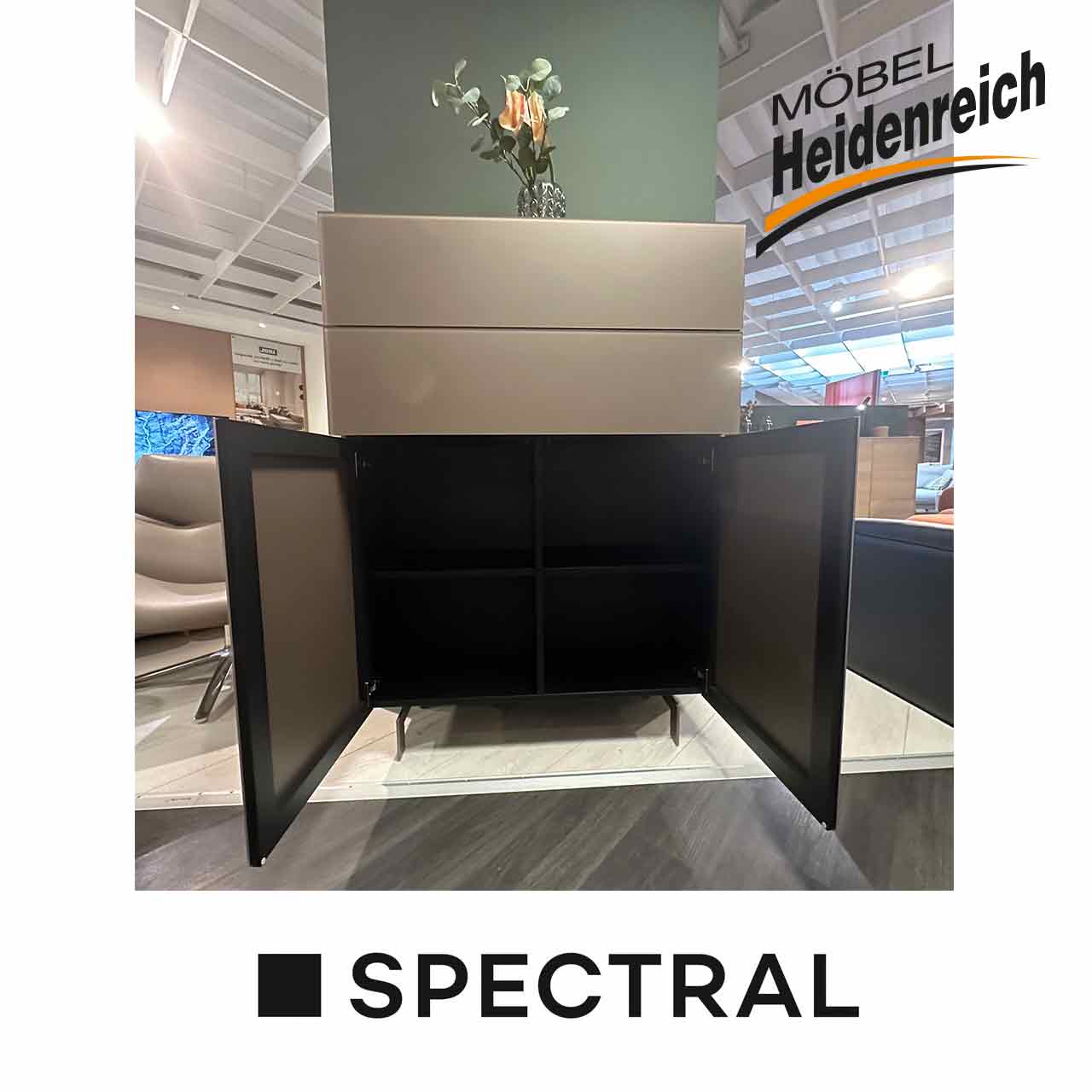 Gleiches Highboard mit geöffneten Türen.