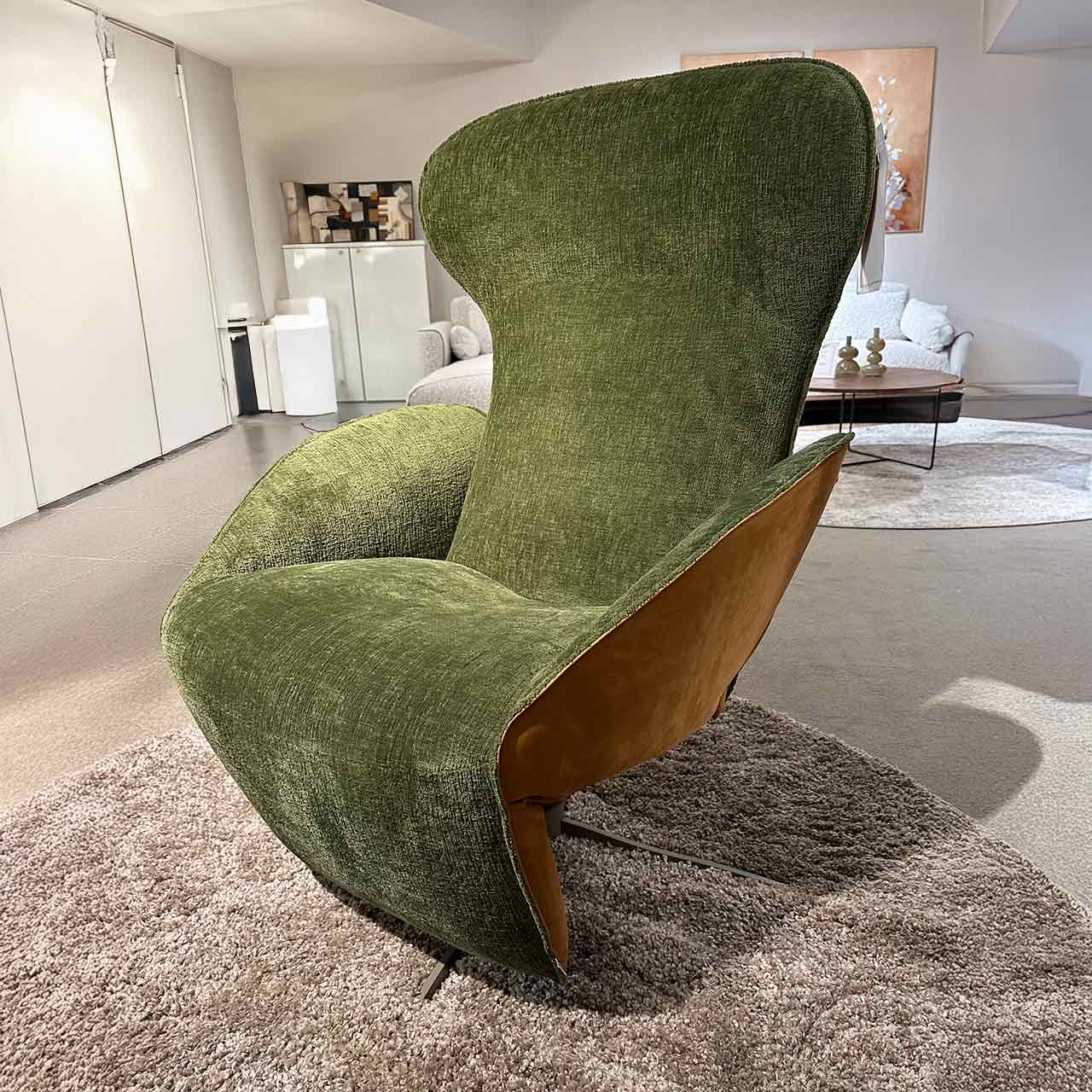 Zweifarbiger moderner Sessel, innen grüner Stoff, außen hellbraunes Nubukleder.