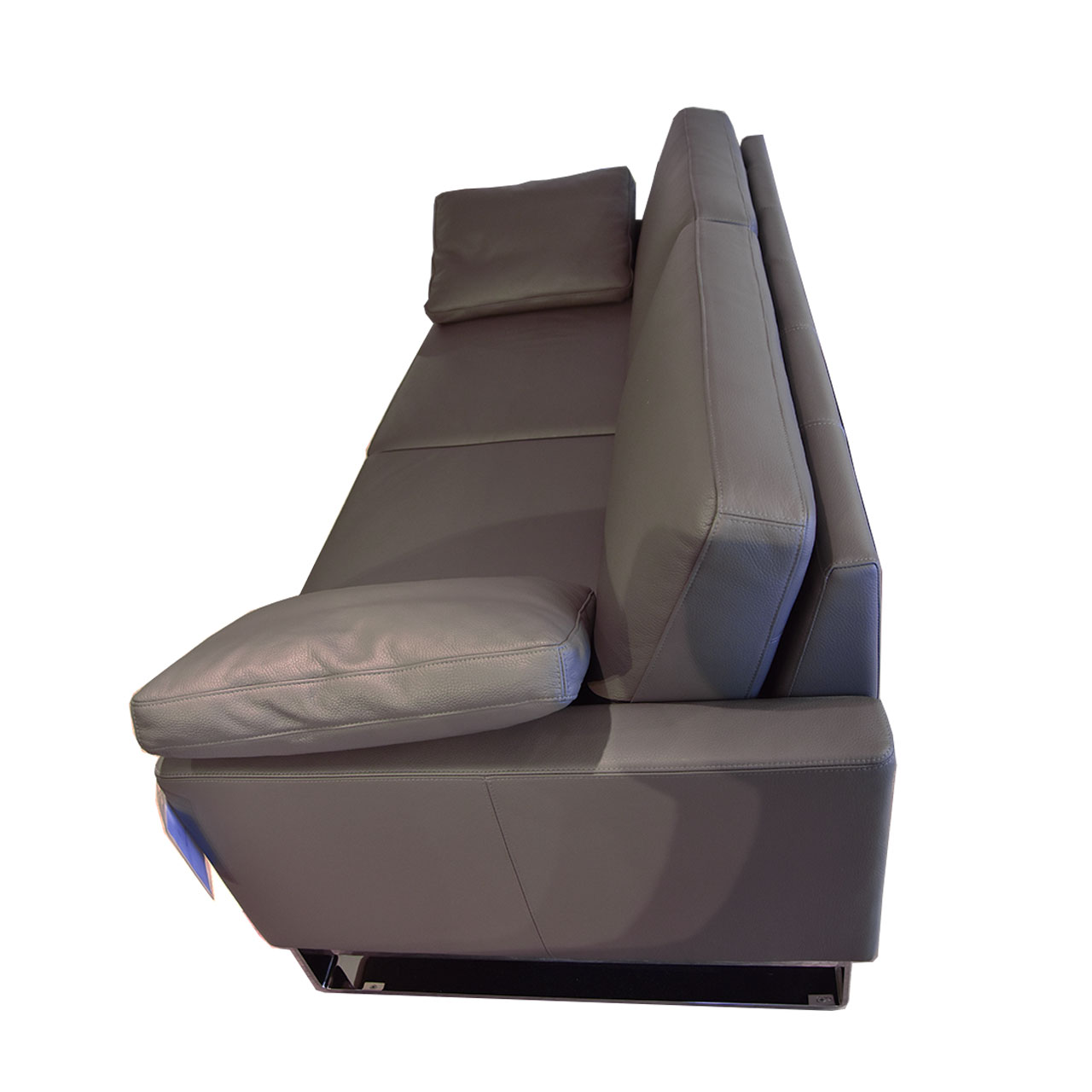 Ledersofa mit zwei SItzplätzen und zwei Armlehnkissen. Mit Metallkufen verchromt glänzend.