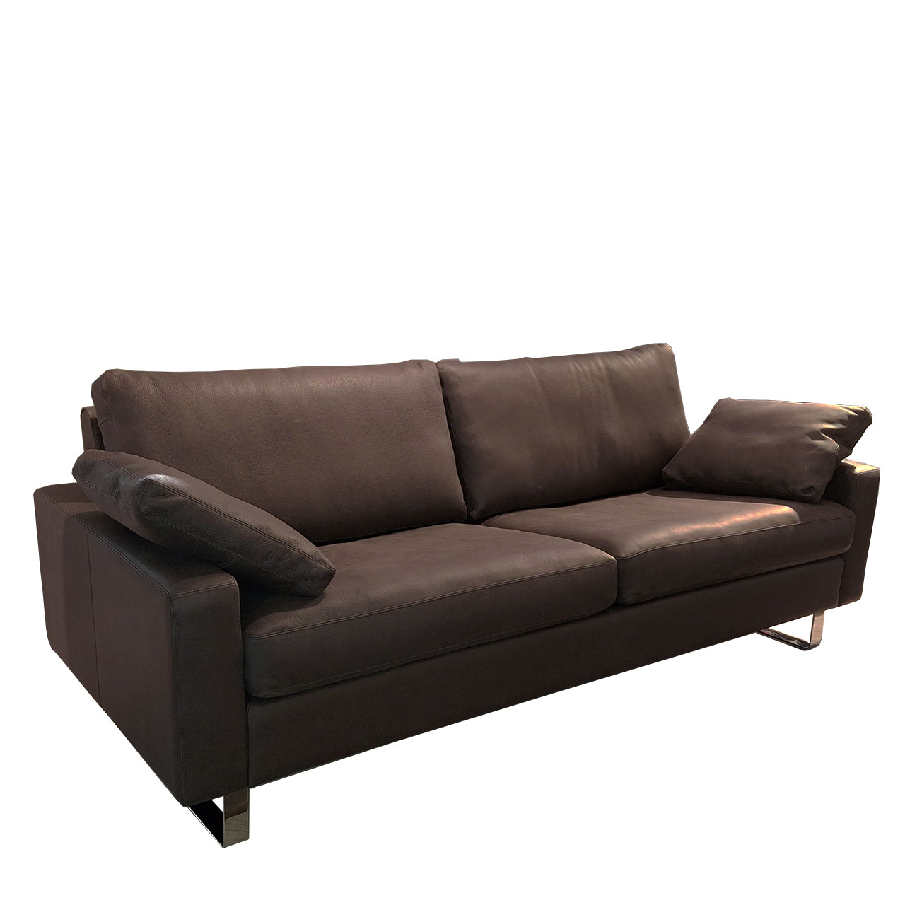 COR Zweisitzer Sofa Leder braun - seitliche Ansicht Gleiches Sofa leicht seitlich fotografiert.