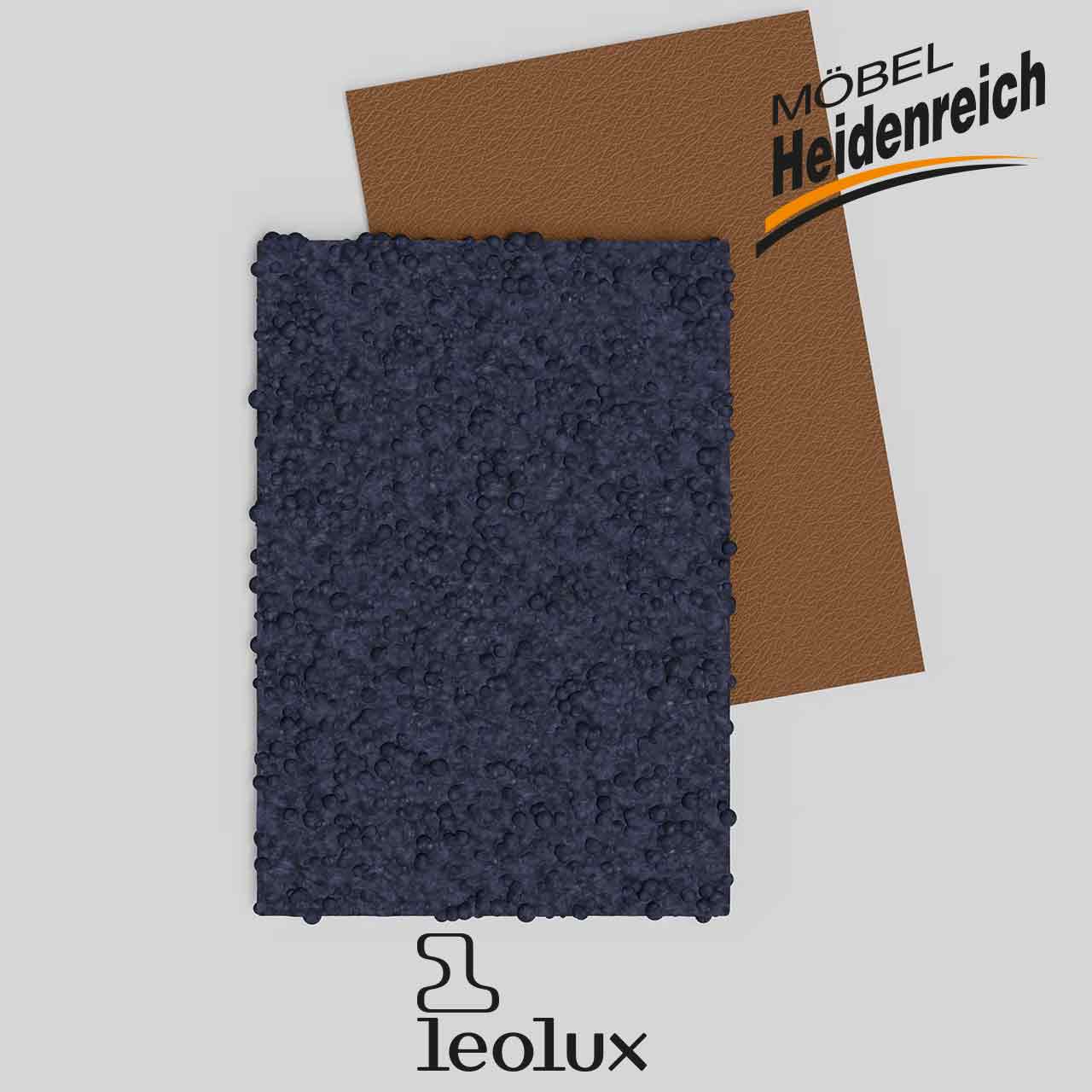 Stoffmuster des Sessels: flauschiges Blau kombiniert mit braunem glatten Leder.