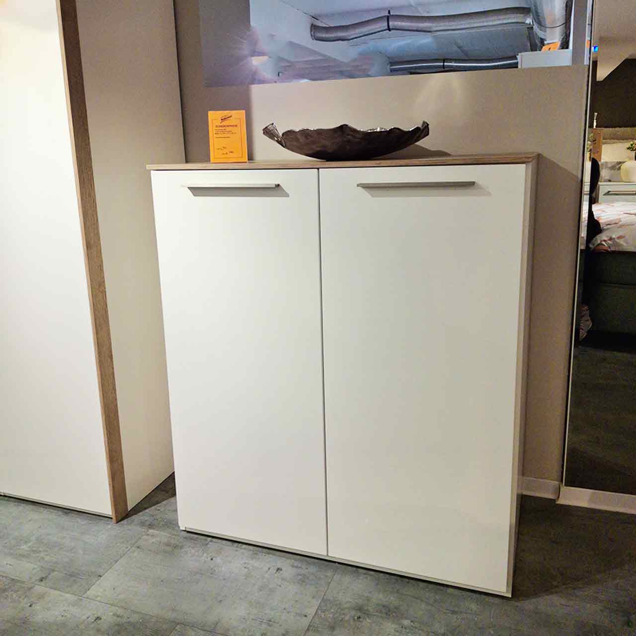 Loddenkemper Kommode 600 2-türig weiß siliea Weiße Kommode mit zwei Türen mit je einem Griff und Holz-Abdeckplatte.