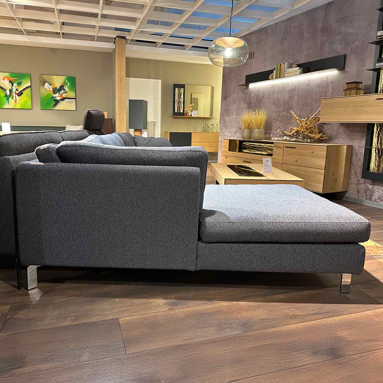 Sofa von der Seite mit Longchair fotografiert.