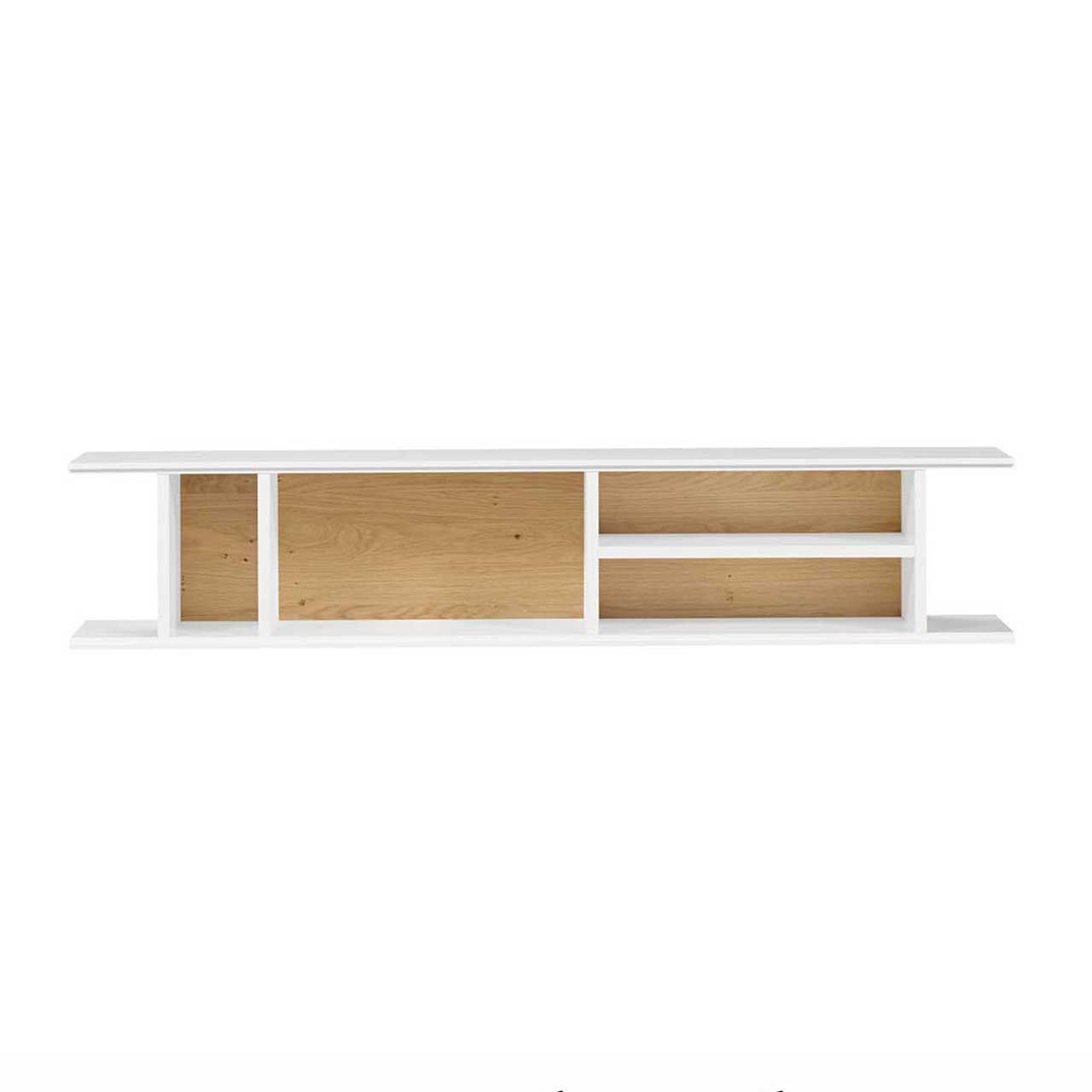 Weißes horizontal aufgehängtes Hängeregal mit Rückwand aus hellem Holz. Vier unterschiedlich angeordnete Fächer im Regal.
