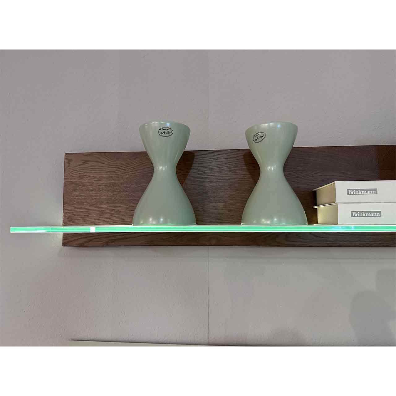 Detail des Wandbords aus dunklem Holz mit Glasbord