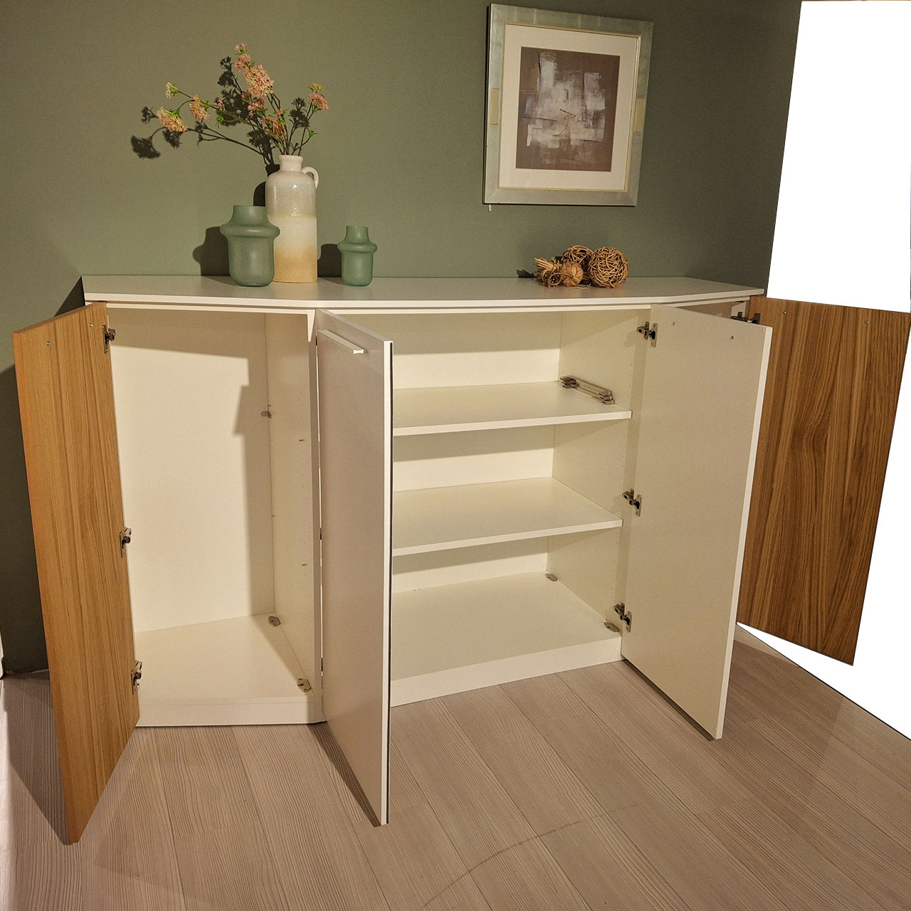 Loddenkemper - Komfortkommode Innensicht: 4-türige Kommode mit Korpusfarbe weiß. Die Türen sind geöffnet. Die äußeren Türen sind in Balkeneiche abgesetzt.