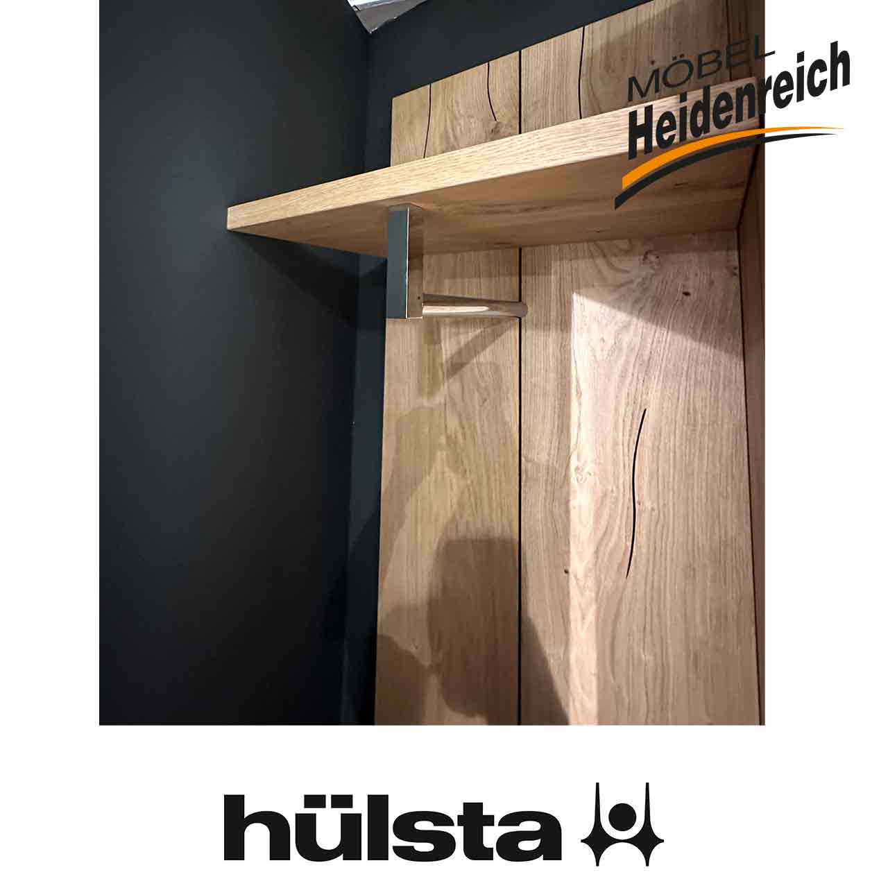 Hülsta Gentis - Garderobe Detail Hutablage Detailansicht der Hutablage mit Garderobenstange Metall glänzend darunter.
