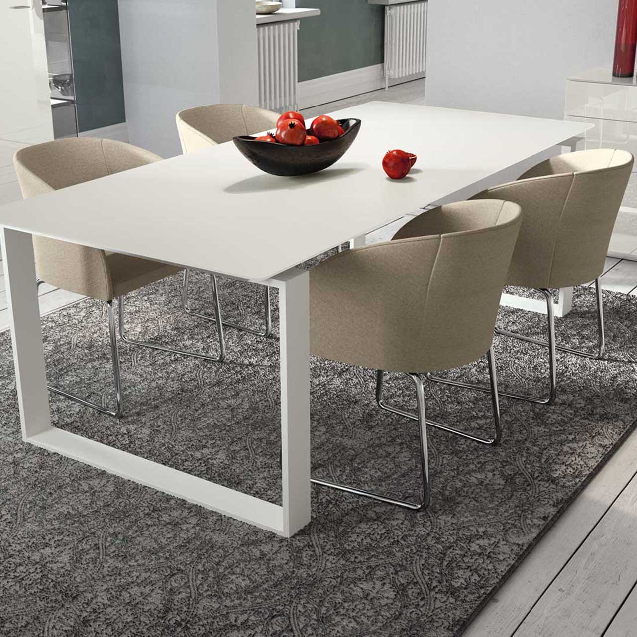 now! by hülsta - Stuhl s19 mit Kufen hellbeige Milieubild Milieubild der Stühle um einen weißen Tisch gruppiert.