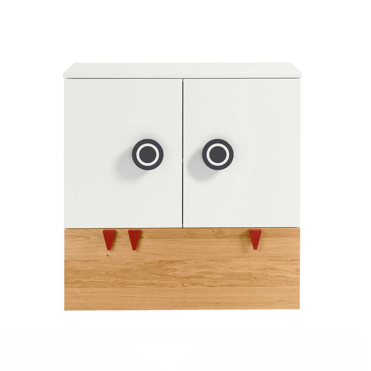 now! by hülsta - minimo Kommode Natureiche 55906 frontal Weiße Kommode mit zwei Türen und Natureiche-Front-Schublade unten. An den Türen ist je ein runder schwarzer Griff, an der Schublade drei rote Dreiecke als Griff bzw. Haken.