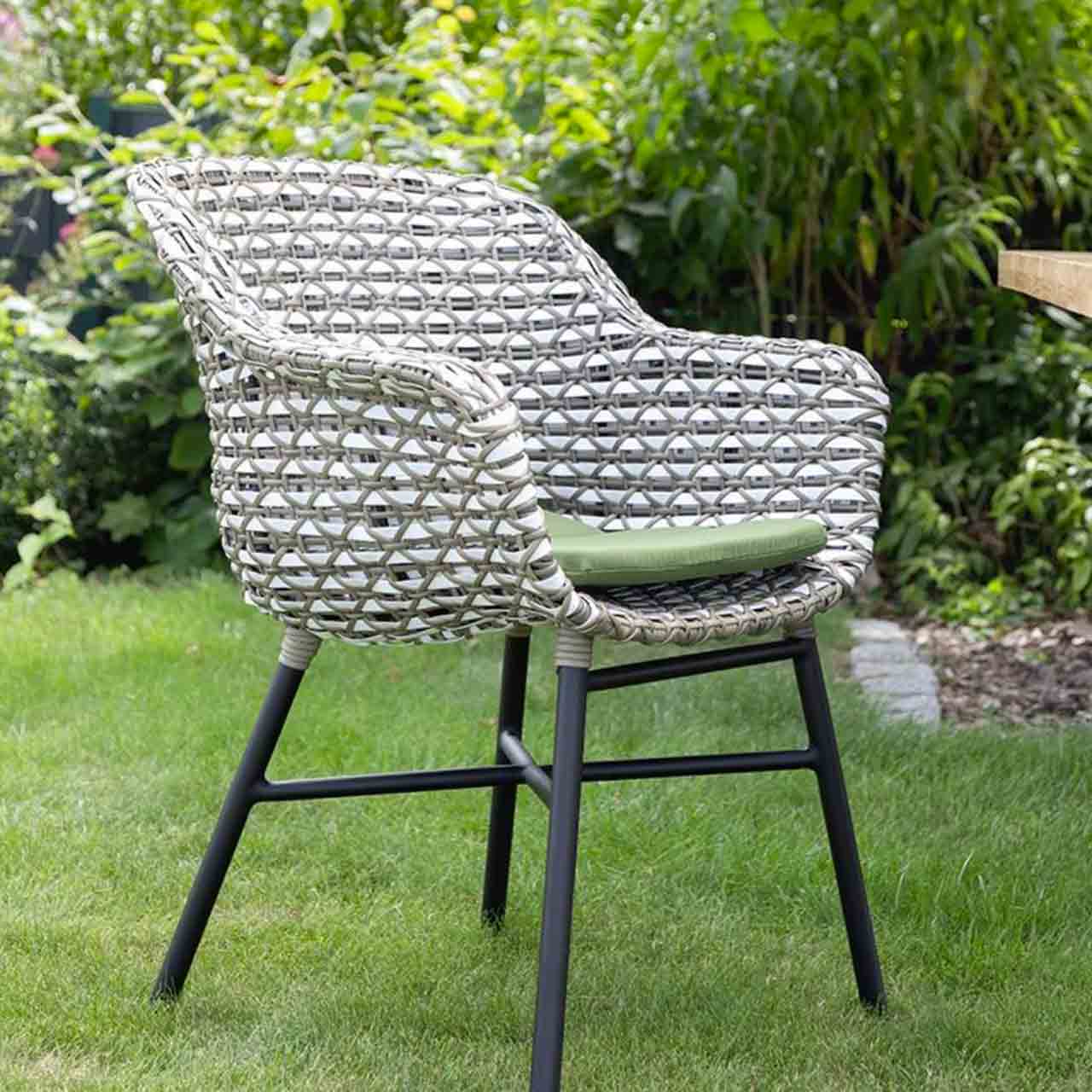 Schöner Wohnen - Gartenstuhl SABA Einzelaufnahme im Garten vom Gartenstuhl SABA im Geflecht Grey/White