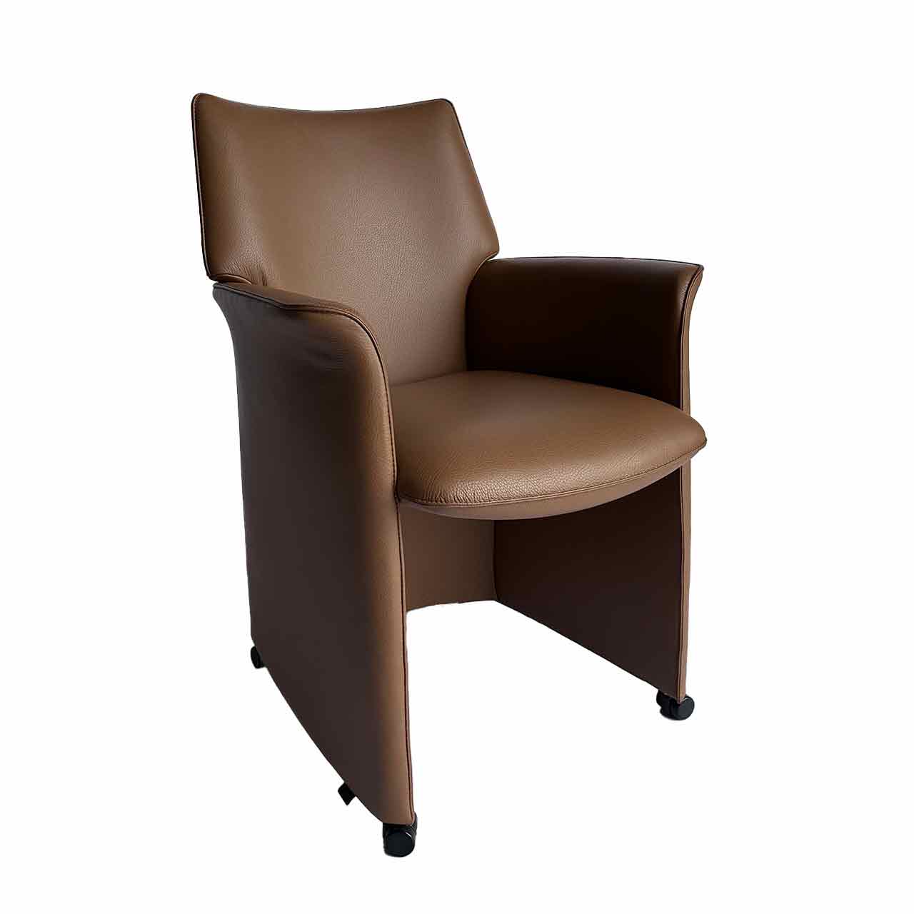 Sessel mit Armlehnen und Schwenkrollen, aus braunem Leder