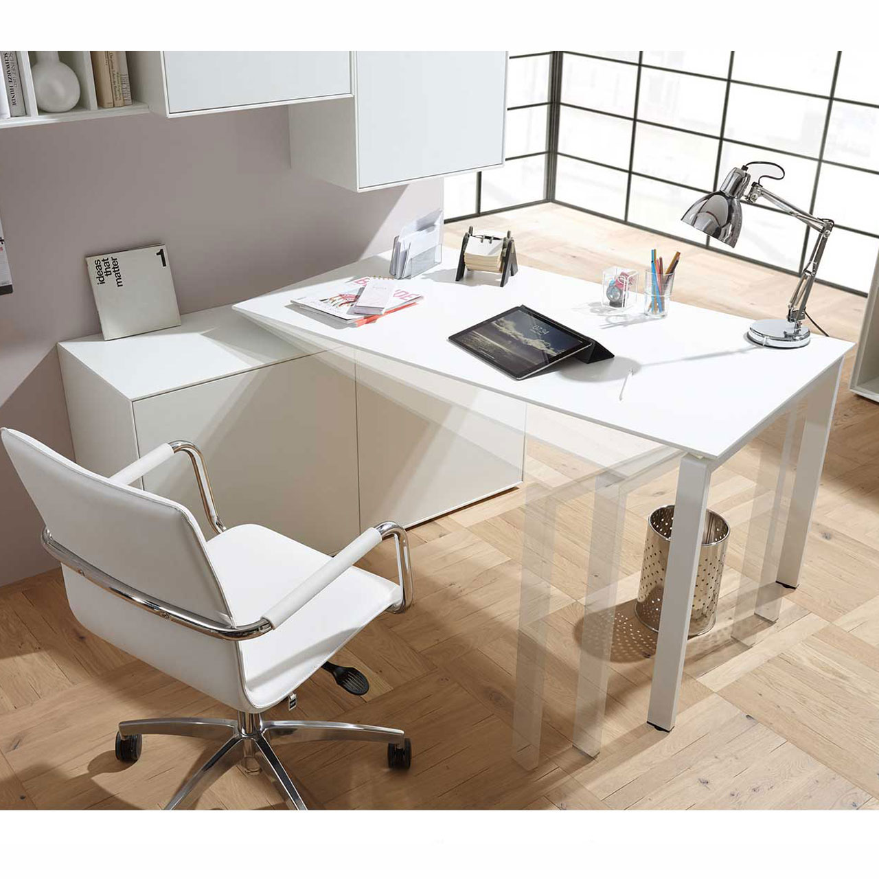 Tisch auf weißem Sideboard aufgelegt, weißer Stuhl davor, Beweglichkeit wird angedeutet.
