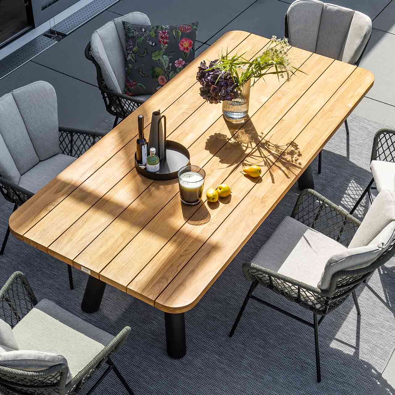 Teakholztisch SABA und der geflecht Stuhl Bennett Draufsicht vom Gartenesstisch Gruppe Teakholztisch SABA