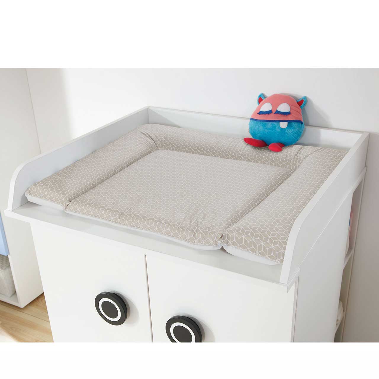 Wickelaufsatz montiert auf Kinderkommode.