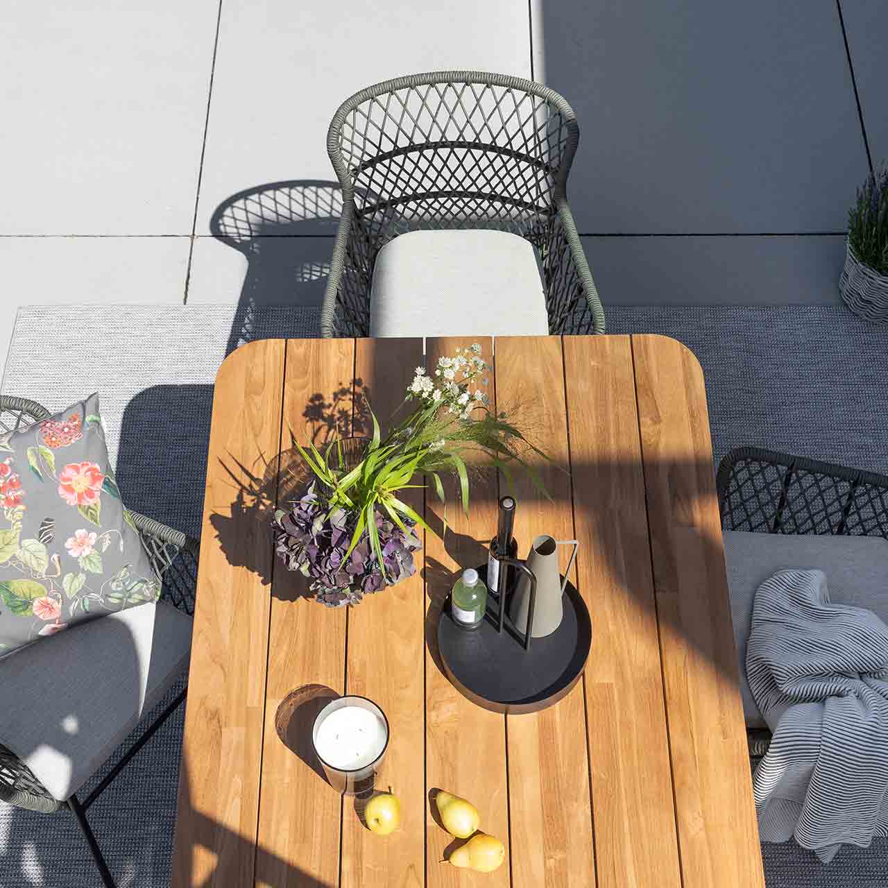 Teakholztisch SABA und der geflecht Stuhl Bennett Draufsicht vom Gartenesstisch Gruppe Teakholztisch SABA.