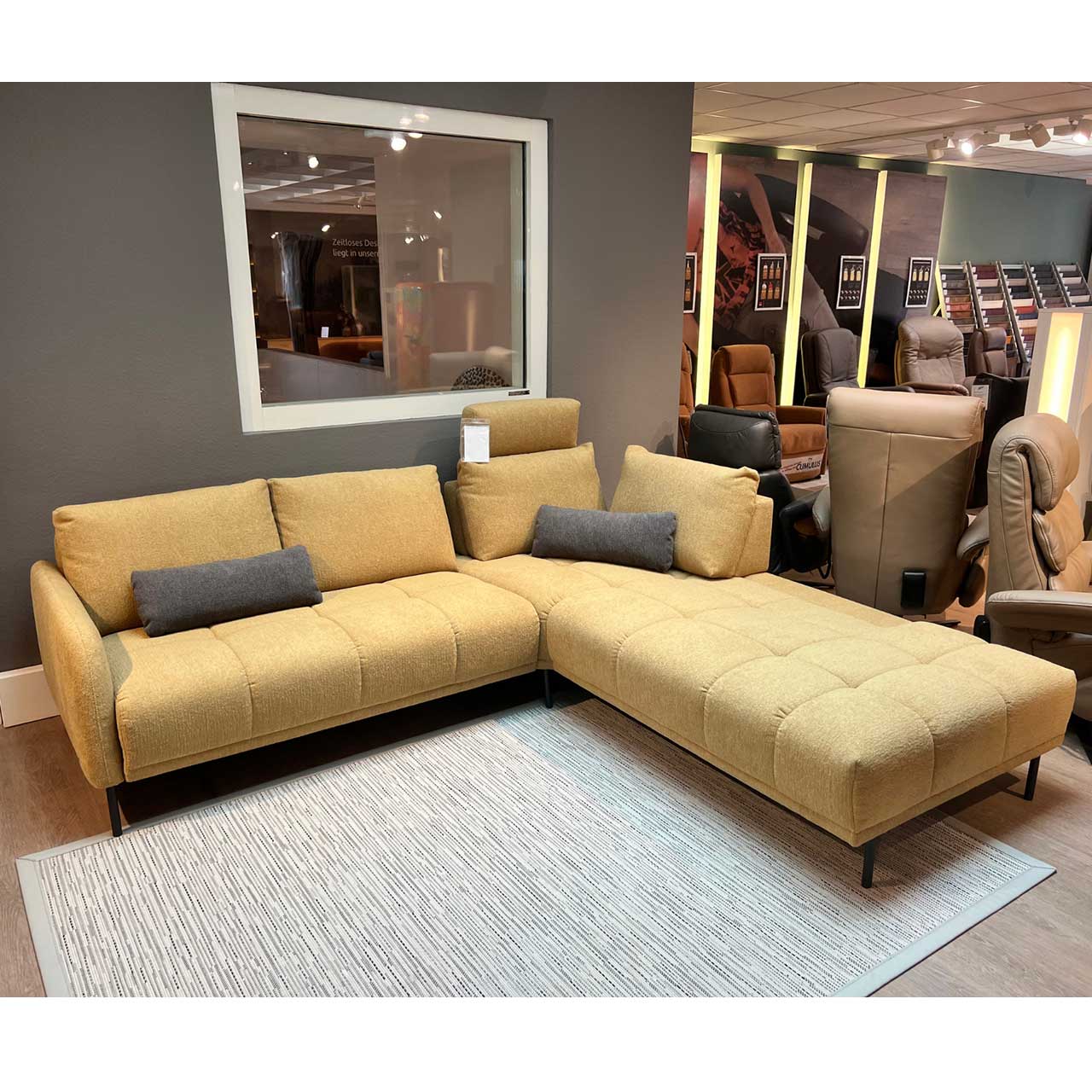 Gleiches Sofa mit anderer Position der Kopfstütze.
