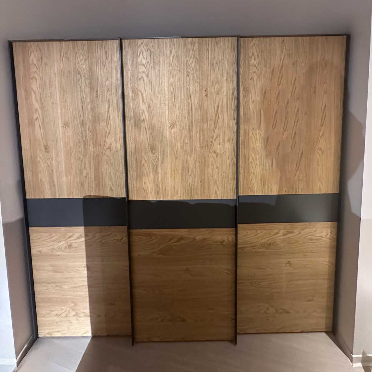 Originalbild des Kleiderschrankes aus der Ausstellung.