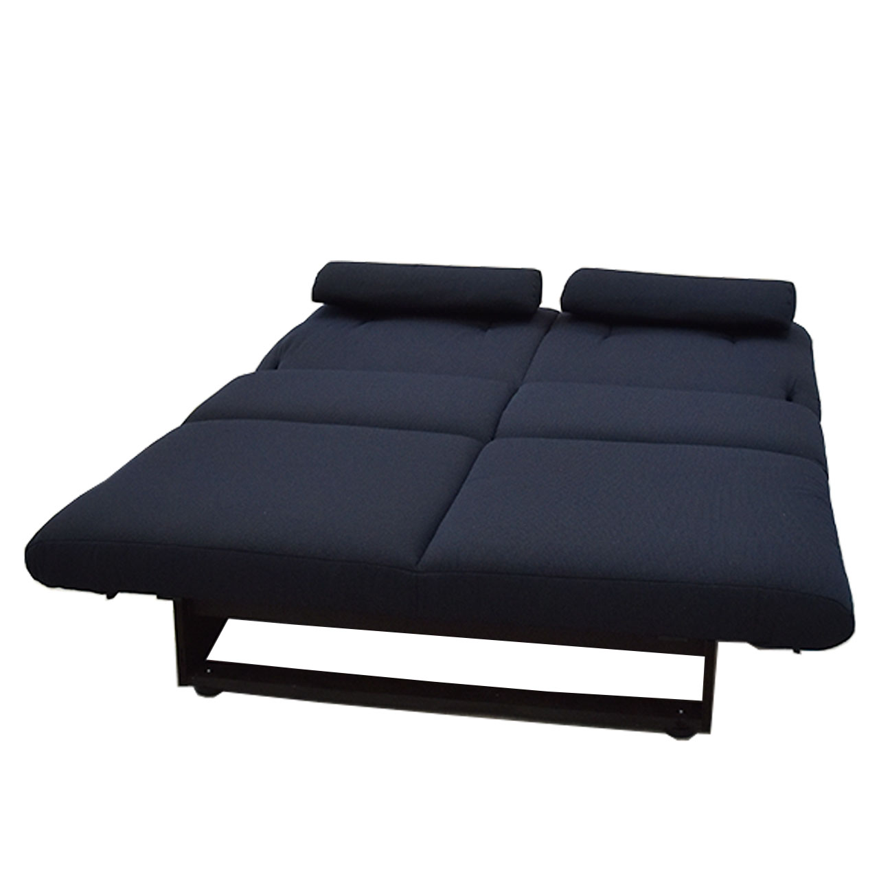 Gleiches Sofa zum Gästebett ausgeklappt.