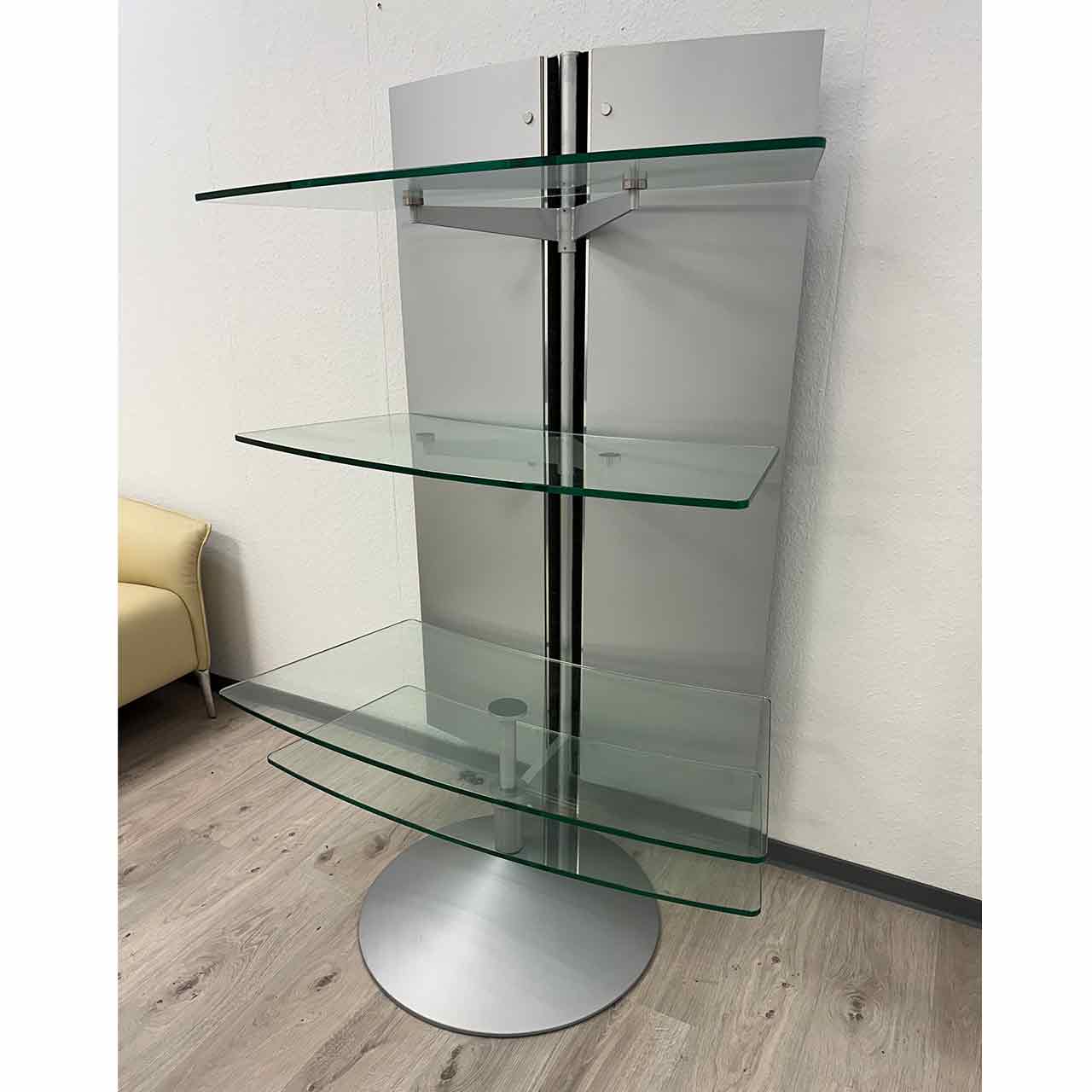 Regal mit silberfarbigem Rücken und daraus hervorragenden vier Glasplatten, zwischen die perfekt Hifi-Geräte und Röhren-TV passen.